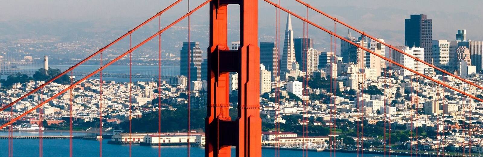 El horizonte de San Francisco detr&aacute;s del puente Golden Gate